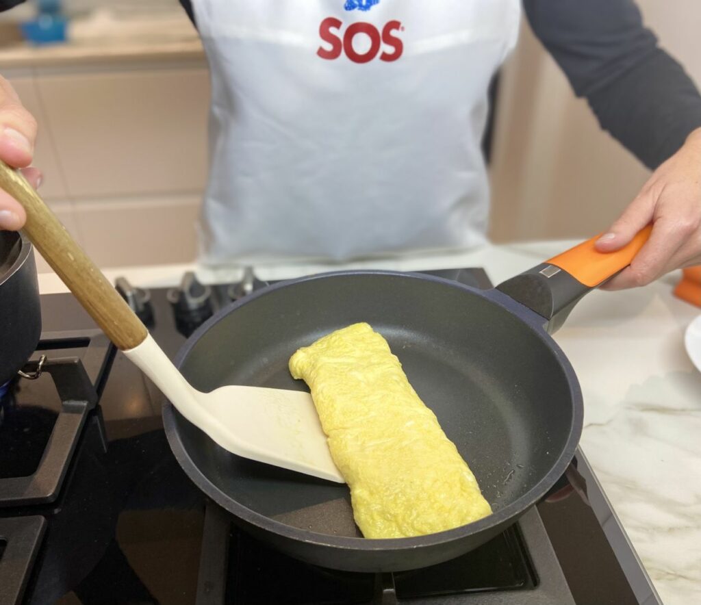 Hacemos una tortilla francesa muy fina, bien dorada y cuajada