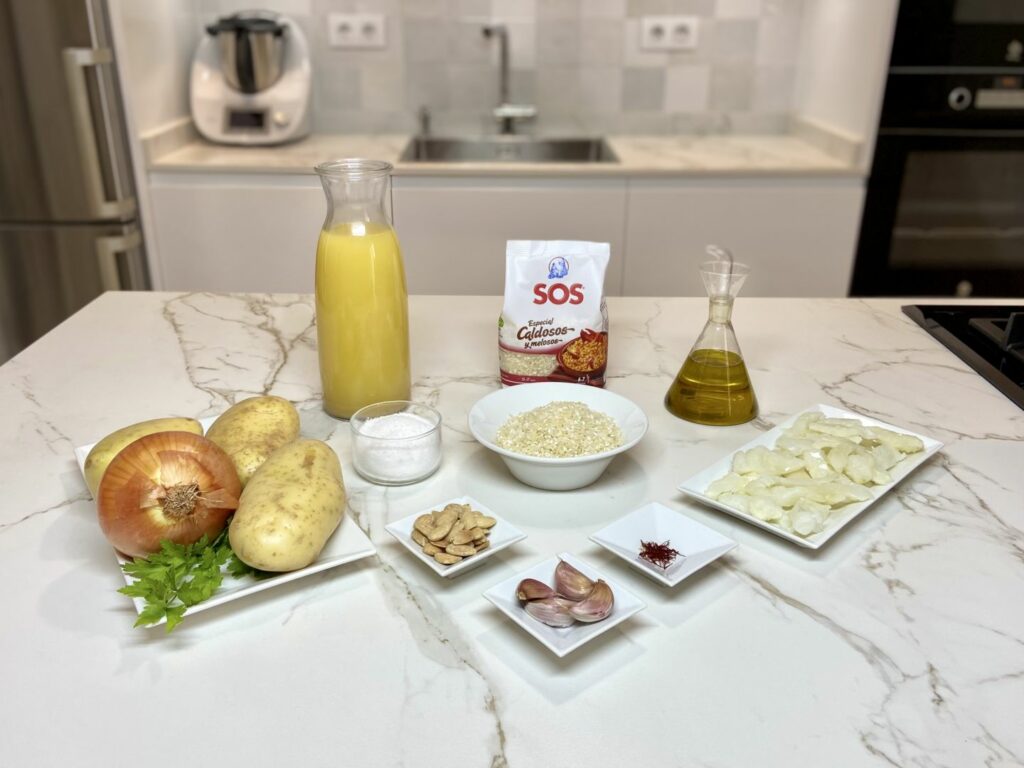 Reunimos todos los ingredientes para hacer Arroz Caldoso con Bacalao y Patatas 