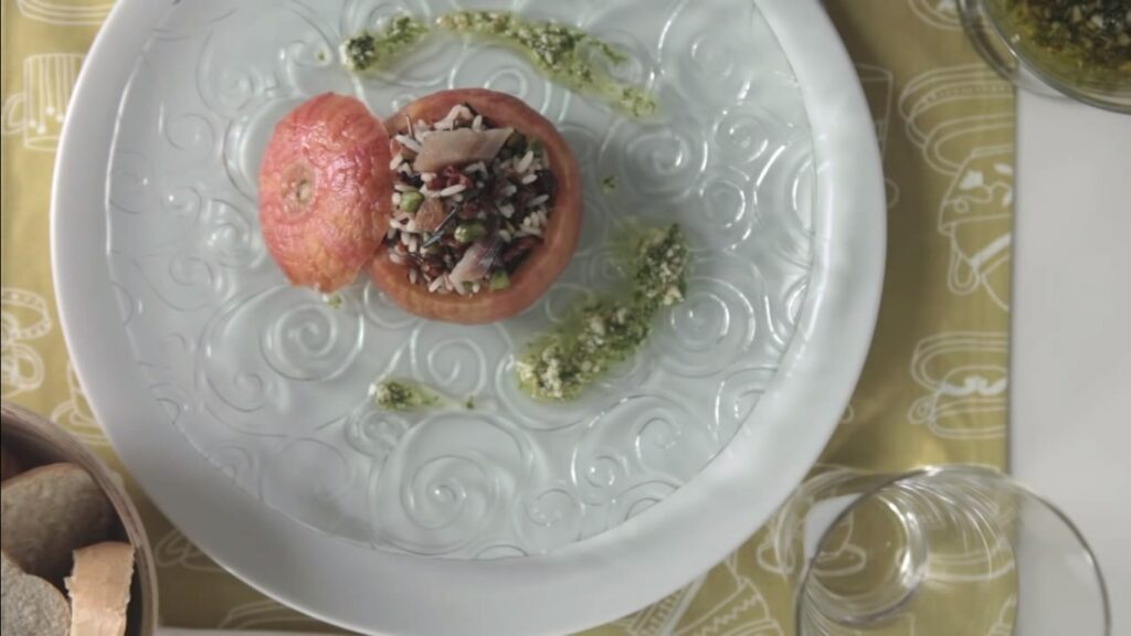 Plato preparado de tomates rellenos de arroz