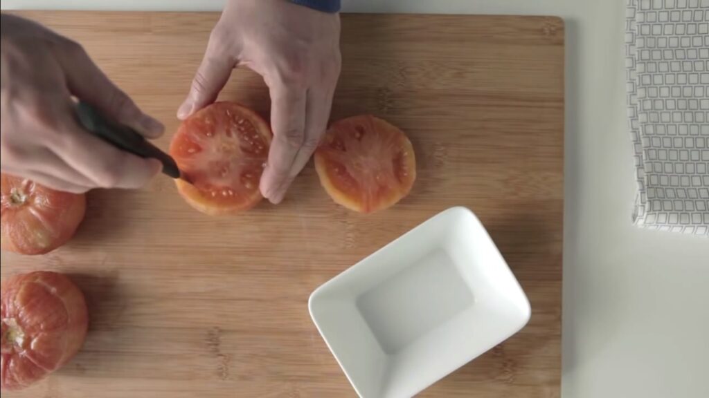 Vaciamos uno de los tomates con ayuda de un cuchillo pequeño