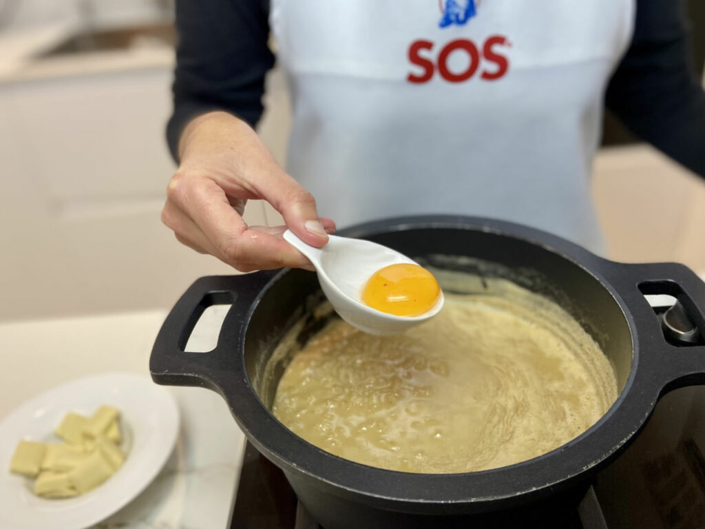 Añadimos la yema de huevo a la mezcla