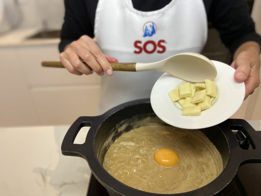 Introducimos el chocolate blanco troceado y removemos hasta que se derrita