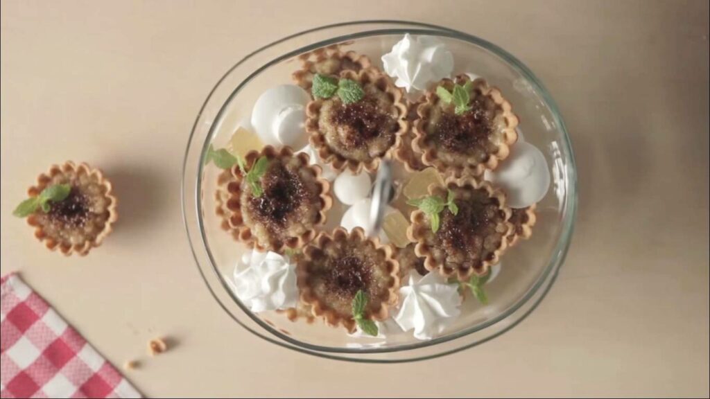 Decoramos los pastelitos de arroz con unas hojitas de menta fresca