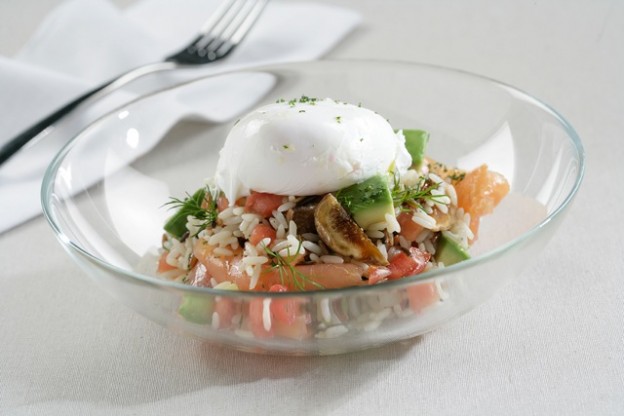 Ensalada de arroz aguacate y salmón