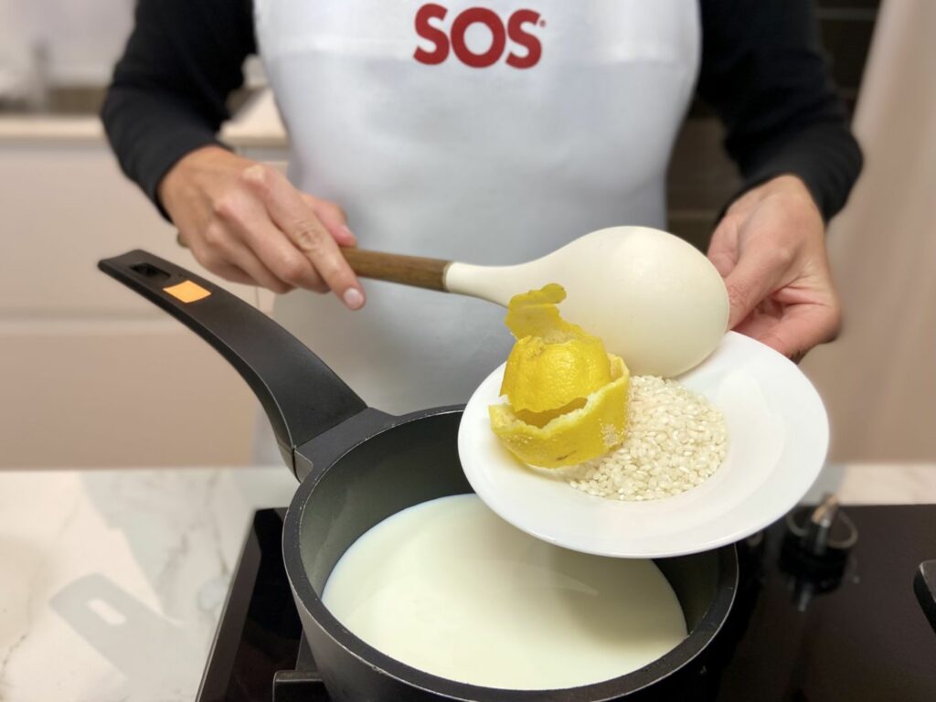 Retiramos la cáscara de limón y trituramos el arroz junto con las yemas de huevo.