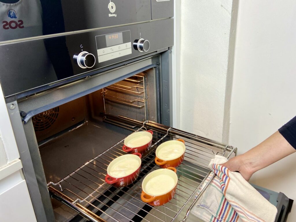 Impregnamos 4 recipientes con mantequilla líquida y los metemos en el horno