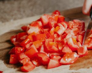 Pelamos los tomates y los picamos en cubos