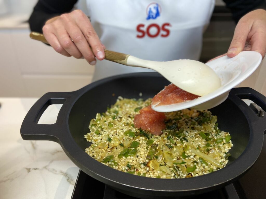 Tomate rallado sobre arroz con carabineros