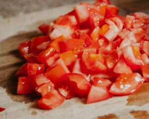 Añadimos los tomates cortados en trozos gruesos