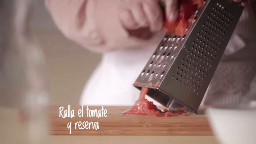 Ralla el tomate y reserva