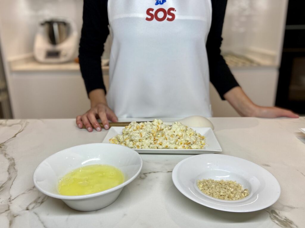 Preparamos el rebozado de las croquetas de arroz dulces