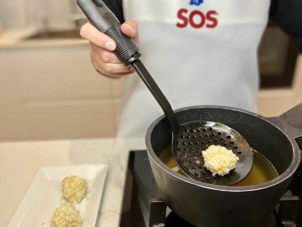 Freímos las croquetas de arroz