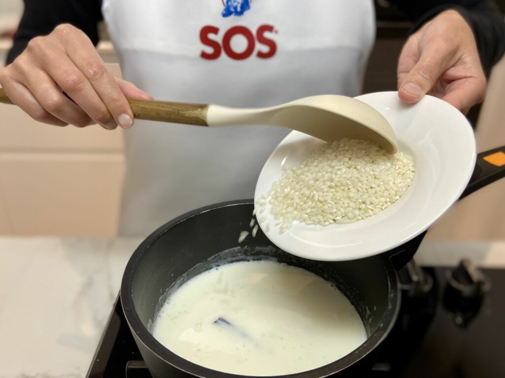 Añadimos el arroz a la leche 