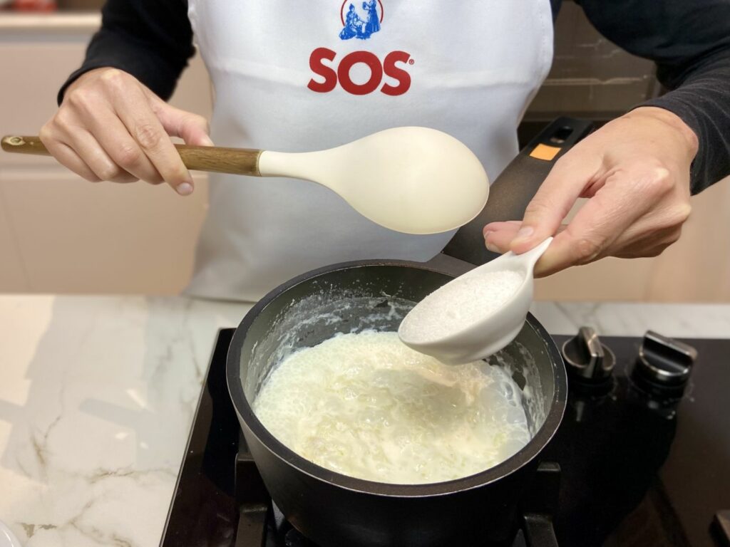 Añadimos el azúcar a la elaboración de leche y arroz