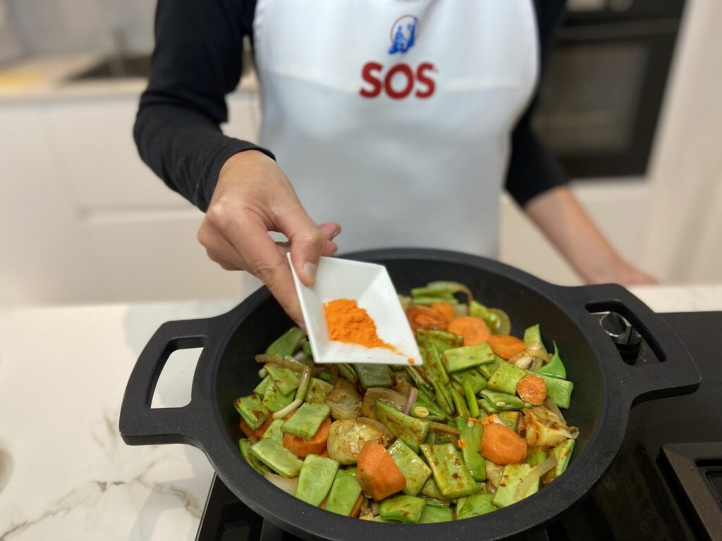 Añadimos el resto de las verduras y rehogamos todo con la carne de pimiento choricero y la cúrcuma 