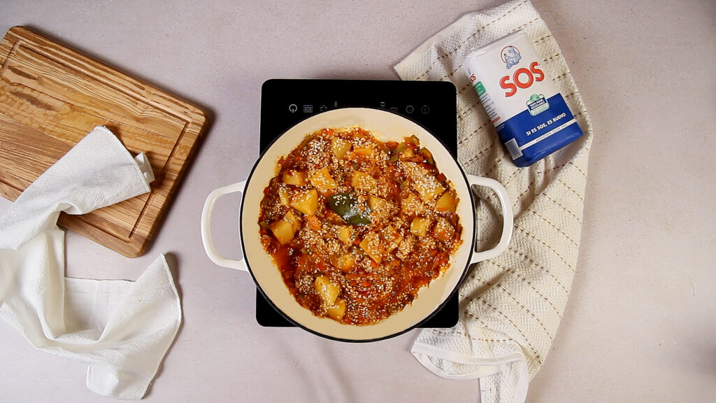 Receta arroz bacalao paso 4 agregamos una hoja de laurel, un poco de pimentón dulce y el majao