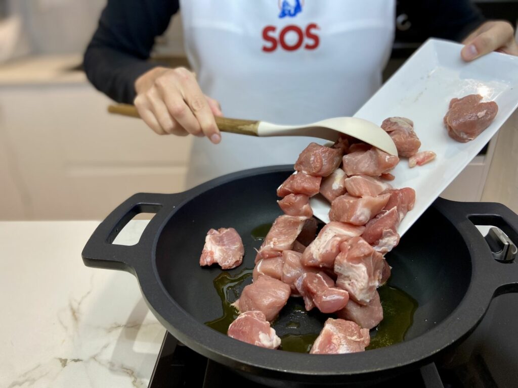 Carne troceada para el arroz