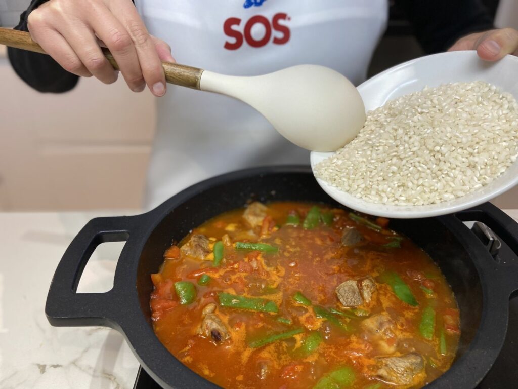 Arroz sobre refrito con carne