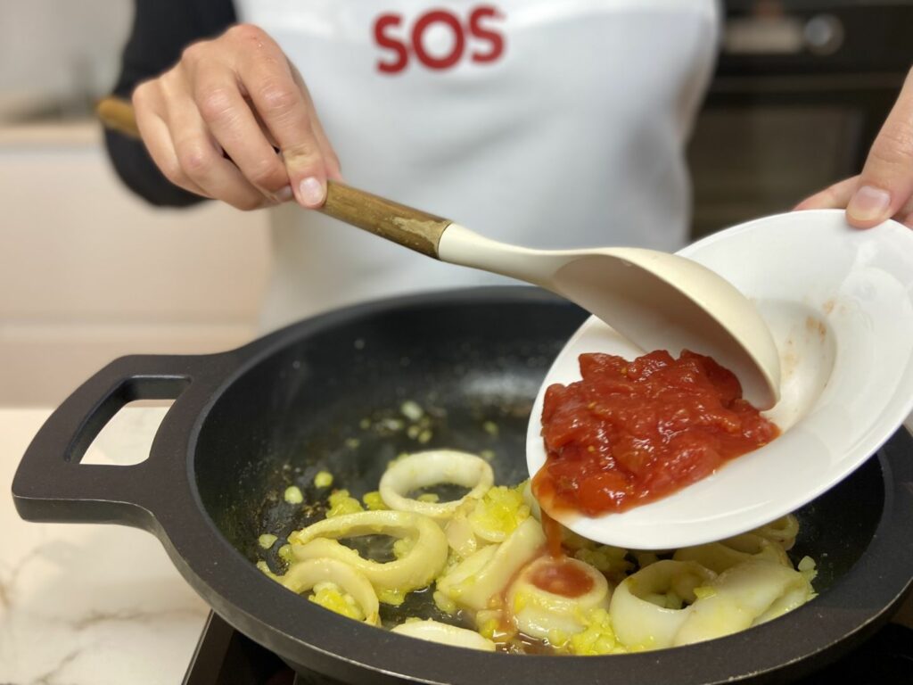 Sofrito con calamares para arroz marinero