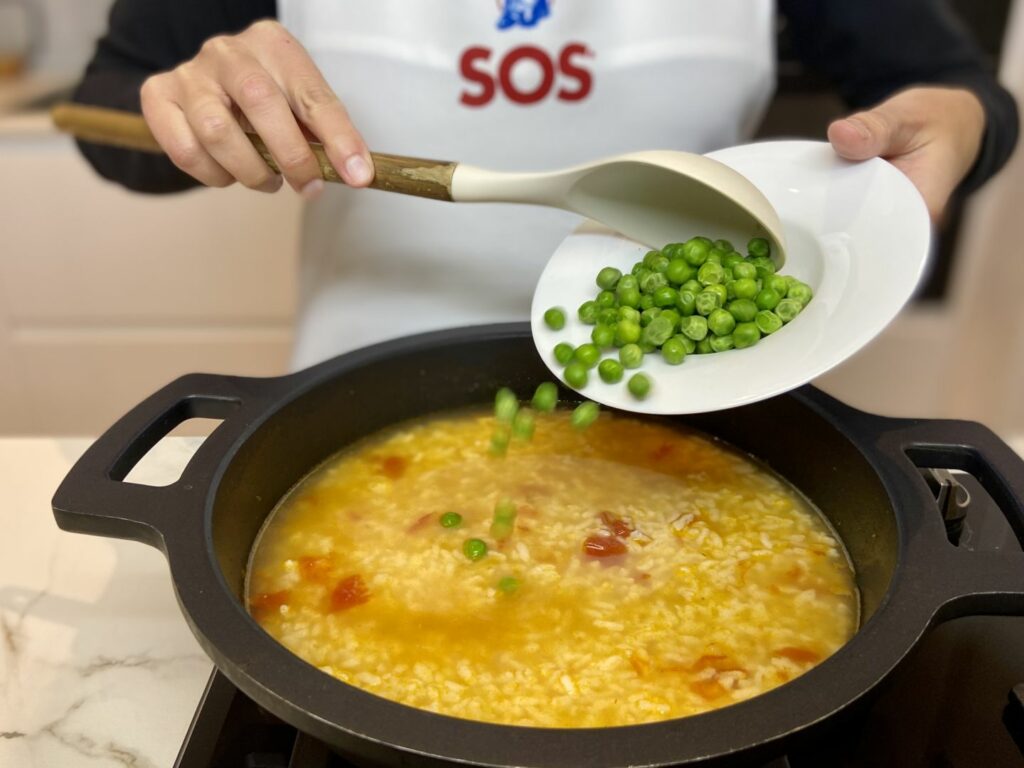 Añadir guisantes al arroz marinero