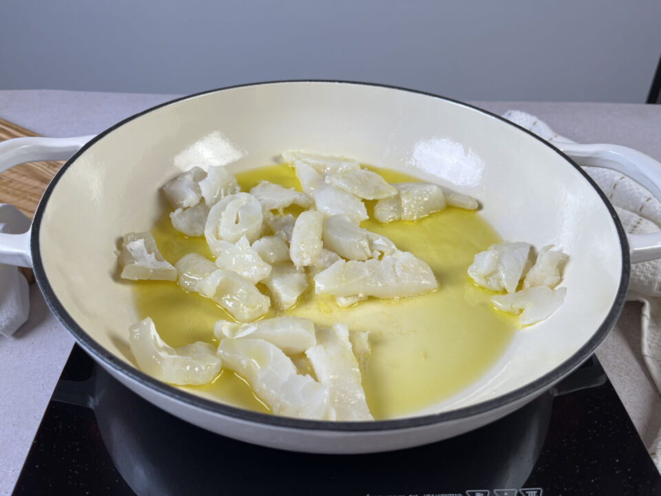 Sofríe el bacalao