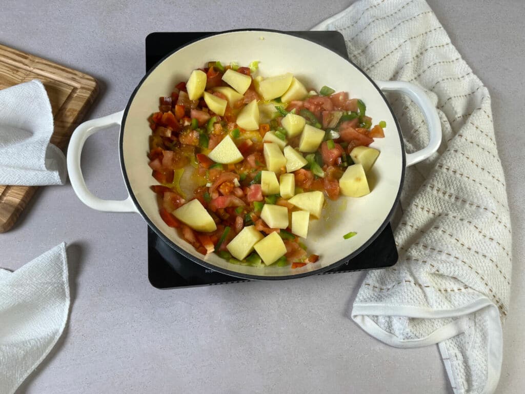 Receta arroz bacalao paso 3 cocemos las patatas