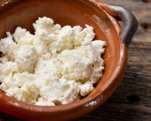 Añadimos el queso fresco