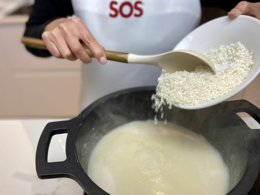 Calentamos la leche de avena y, cuando se ponga a hervir, volcamos el arroz.