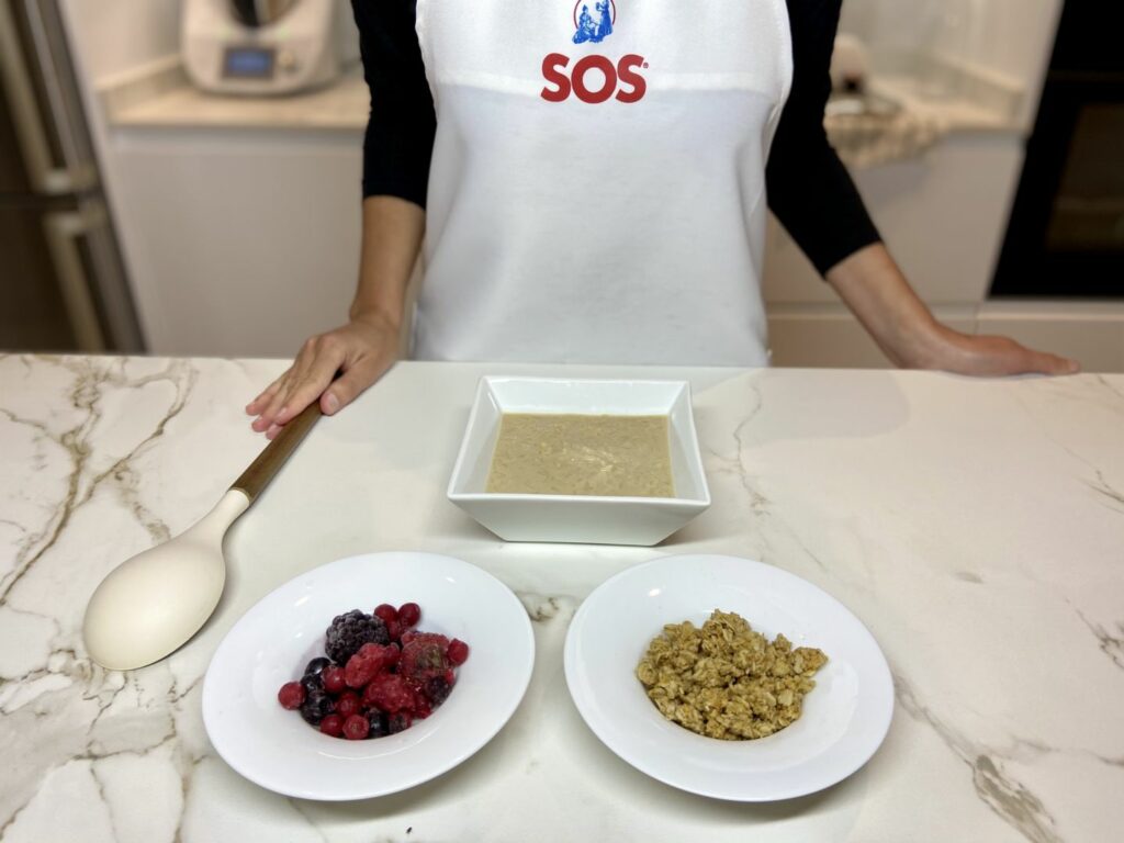Transcurridas unas 3 horas en la nevera, el arroz estará totalmente frío, y ya podemos añadir el resto de ingredientes