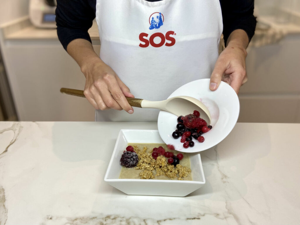 Servimos en boles o platos soperos individuales, acompañado de los frutos rojos y el muesli espolvoreado por encima