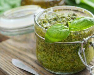 Añadimos la salsa de pesto al plato