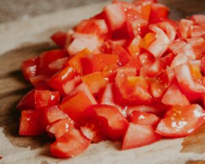 Lavamos y cortamos los tomates