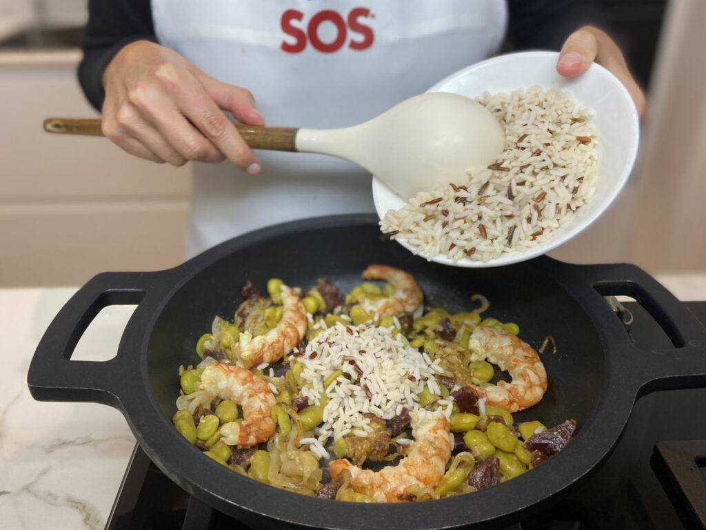 Añadimos el arroz a la sartén