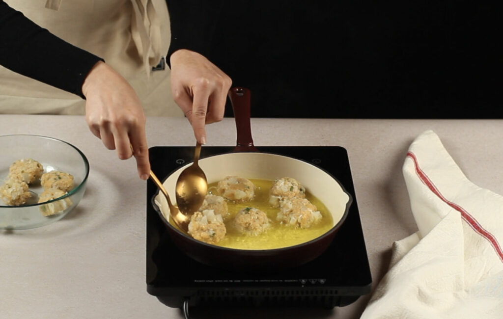 Receta arroz con garbanzos paso 4 añadimos parte de las migas de bacalao, dos huevos y perejil picado y removemos todo bien