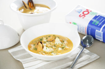Plato de sopa de pescado con arroz