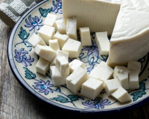 Añadimos queso fresco desmenuzado