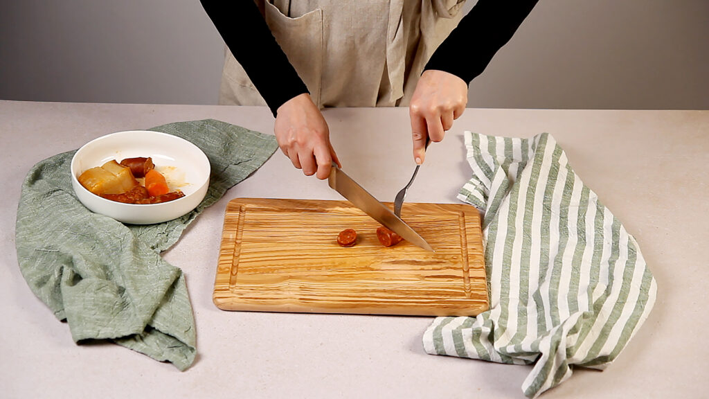 Receta arroz con judías pintas paso 5 troceamos el chorizo, el tocino y la zanahoria