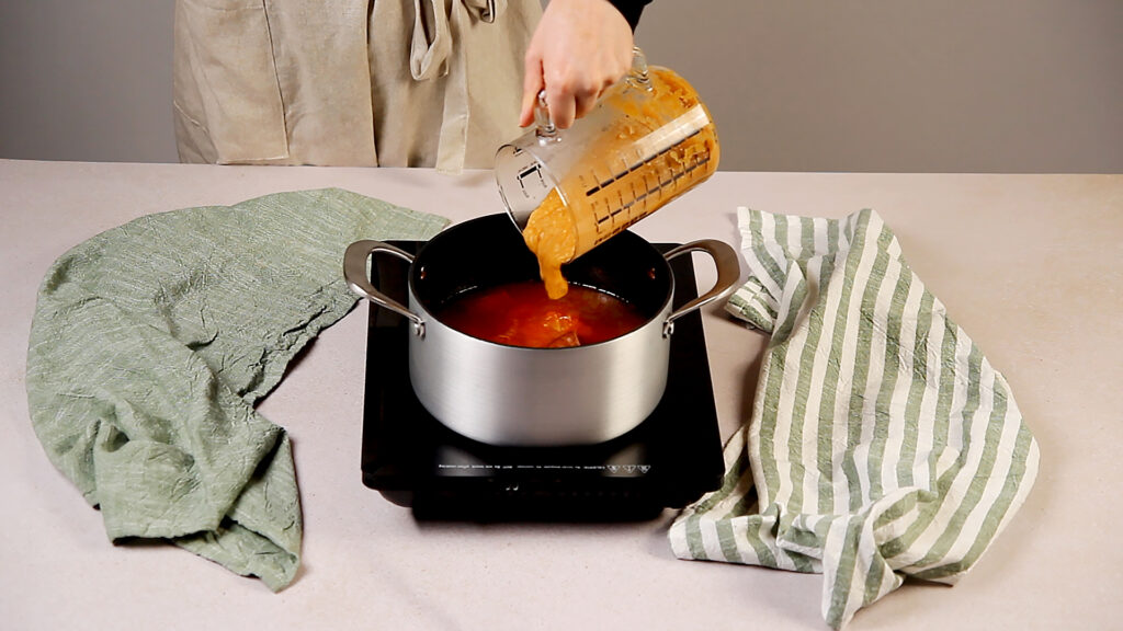 Receta arroz con judías pintas paso 4 trituramos la cebolla y las zanahorias junto con el caldo de cocción y algunas judías