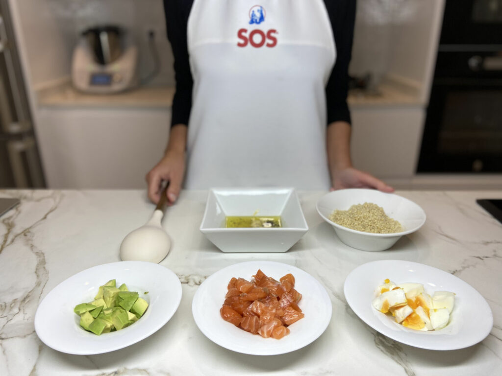 Añadimos los ingredientes de la ensalada con quinoa, aguacate, salmón y huevo cocido