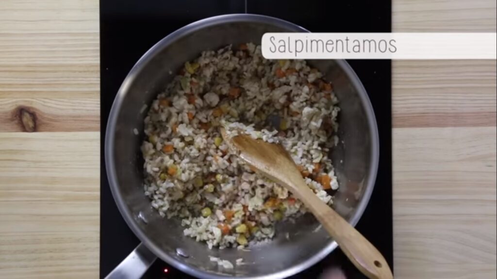 Incorporamos el arroz cocido al relleno y salpimentamos