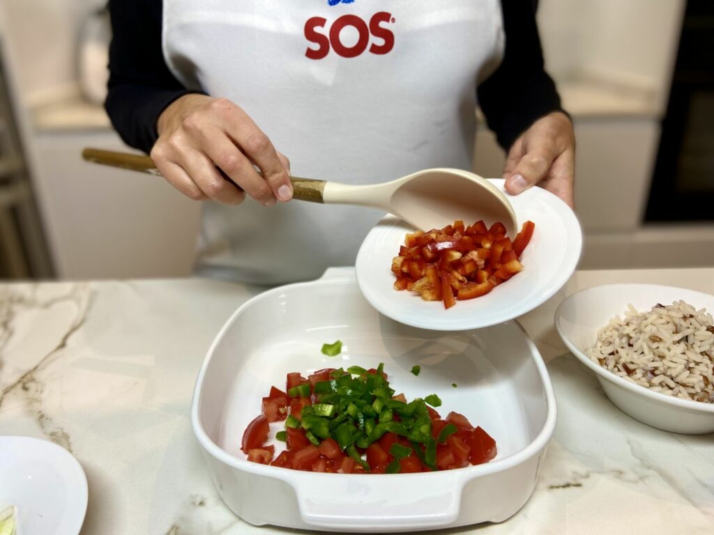 Tomate y pimientos para la ensalada campera de arroz 