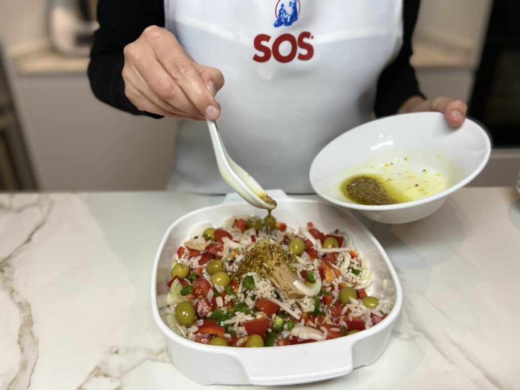 Vinagreta de miel y mostaza sobre ensalada campera con arroz