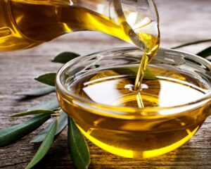 vertiendo aceite de oliva