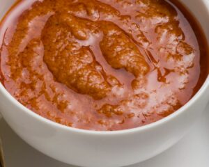 Añadimos la salsa romesco a la cazuela