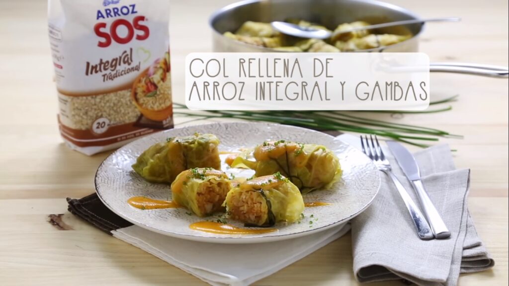 Col rellena de arroz integral y gambas