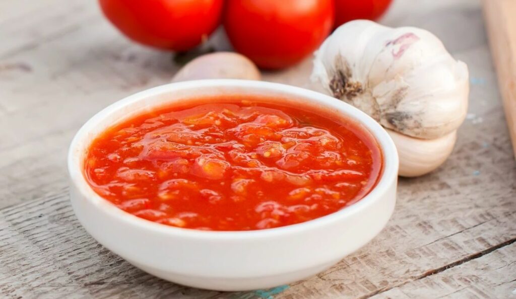 tomate triturado y ajos