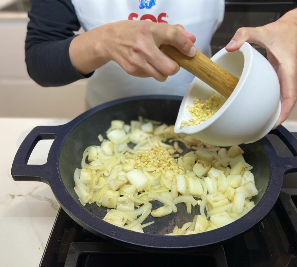 Machacamos las almendras junto con los ajos pelados y las briznas de azafrán tostadas