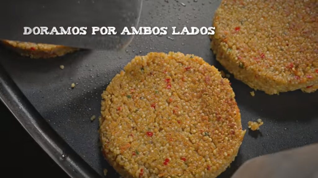 Doramos las hamburguesas por ambos lados