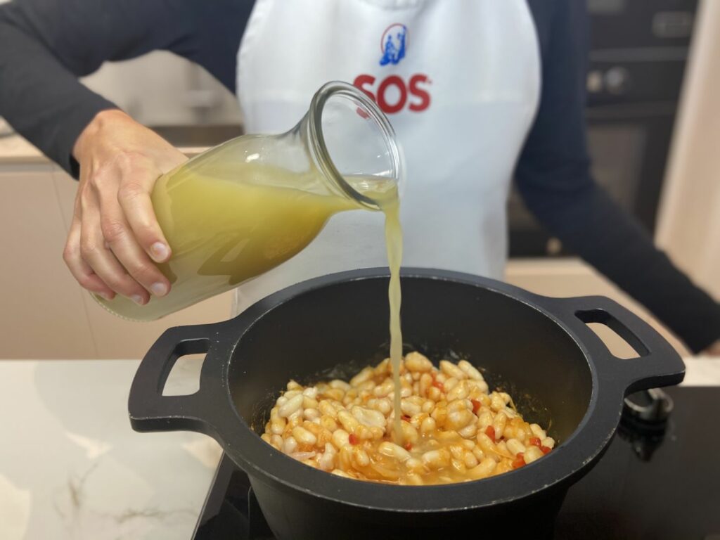 Añadir caldo de verduras al guiso