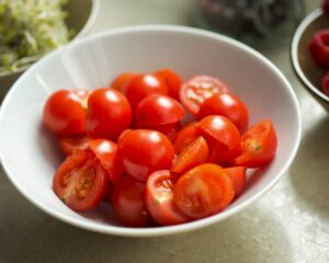 tomates cherry cortados